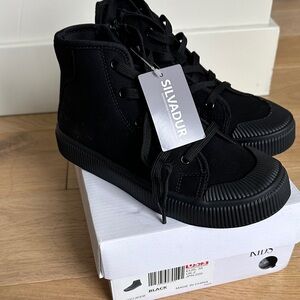 Boys all black hightop tennis shoes.